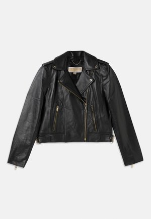 Veste de moto en cuir noir avec un design ajusté, fermeture éclair frontale asymétrique, deux poches avant et des accents en métal doré.