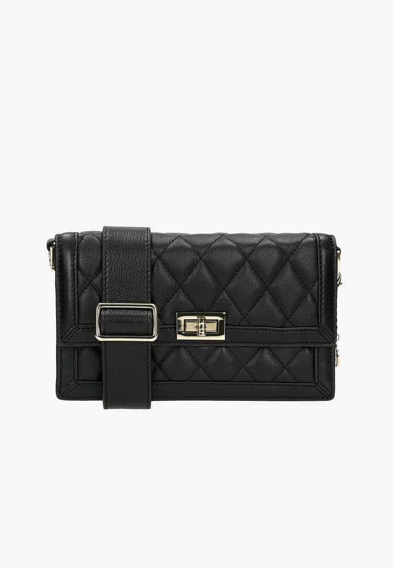 Černá prošívaná kožená kabelka se strukturovaným designem, s kovovou sponou a širokým popruhem s ozdobným přezkovým prvkem.