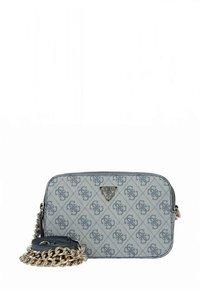 Grau gemusterte Umhängetasche mit Kettenriemen. Verfügt über eine Logoplakette und einen Reißverschluss. Material ist strukturierter synthetischer Stoff.