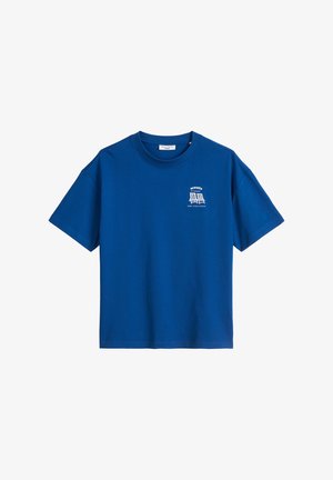 Blaues Baumwoll-T-Shirt mit Rundhalsausschnitt und kurzen Ärmeln. Mit weißem Text und Grafik im oberen linken Brustbereich.
