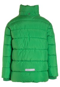 Veste matelassée verte brillante avec un quilting horizontal, col montant avec bouton-pression et poignets côtelés, vue de dos.