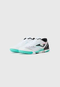Zapatillas deportivas blancas con acentos en negro y menta; parte superior de malla, suela texturizada y detalles estampados a lo largo de los lados.