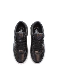 Svarta lädersneakers med perforerade detaljer, rund tå, vit gummisula och svarta snören. Logotyp präglad på tungan.