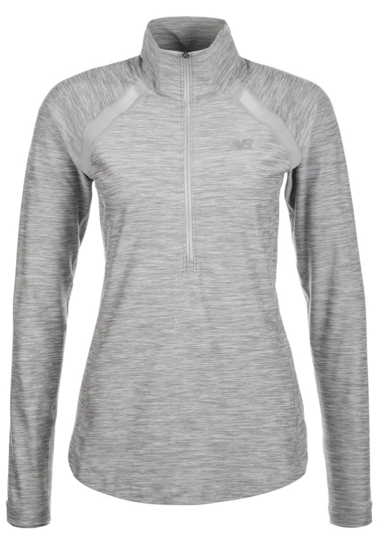 Lichtgrijze, lange mouw pullover top met een halve rits kraag, textuurstof en contrasterende schouderaccenten. Bevat een logo op de borst.