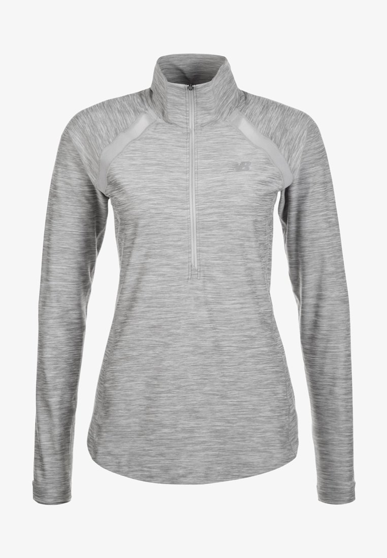 Lichtgrijze, lange mouw pullover top met een halve rits kraag, textuurstof en contrasterende schouderaccenten. Bevat een logo op de borst.