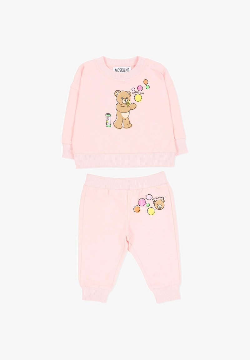 Jasnoróżowy zestaw dla malucha z bluzą i spodniami, z motywem misia dmuchającego kolorowe bańki oraz napisem "Moschino" na obu elementach.