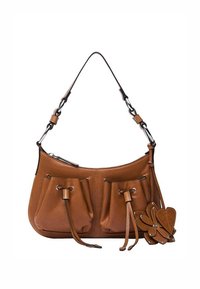 Sac à main en cuir marron avec une forme incurvée, deux poches avant avec des fermetures à cordon, et un accent floral décoratif. Bandoulière réglable.