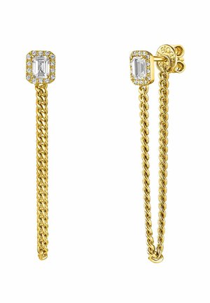 Pendientes colgantes de cadena de oro con tachuelas de gemas rectangulares transparentes rodeadas de diamantes más pequeños, con un diseño de cadena retorcida.