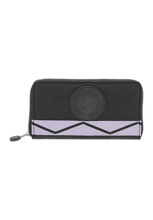 Billetera negra con una superficie texturada, que presenta un emblema circular, una franja lavanda y un patrón en zigzag en la parte inferior. Cierre de cremallera.