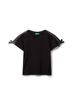 Schwarzes kurzes T-Shirt mit Rundhalsausschnitt, metallics Ripsbanddetails und Schleifen an beiden Schultern, flach auf weißem Hintergrund ausgelegt.