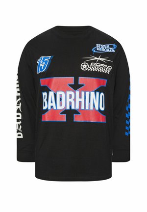 Schwarzes Langarmshirt mit "BADRHINO" und großem rotem "X" auf der Vorderseite, blauem "15", rennsportbezogenen Grafiken und blau karierten Mustern auf den Ärmeln.