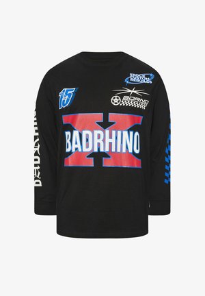 Maglia nera a maniche lunghe con la scritta "BADRHINO" e una grande "X" rossa sul davanti, numero "15" blu, grafiche a tema corsa e motivi a scacchi blu sulle maniche.