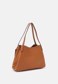 Guess SORA GIRLFRIEND CARRYALL - Handtas - cognac