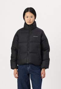 Schwarze Daunenjacke mit hohem Kragen, ausgestattet mit einem Frontreißverschluss, genähten Quadraten zur Isolierung und einem dezenten Logo auf der linken Brust.