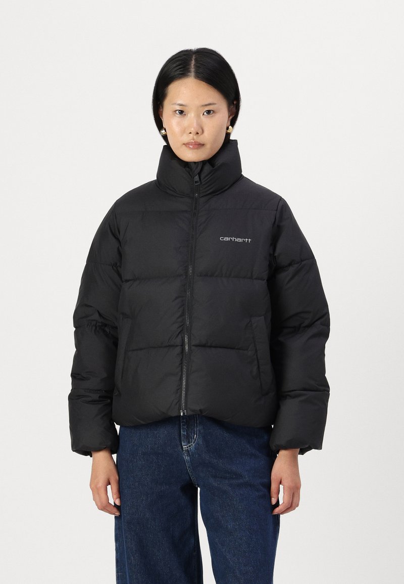 Schwarze Daunenjacke mit hohem Kragen, ausgestattet mit einem Frontreißverschluss, genähten Quadraten zur Isolierung und einem dezenten Logo auf der linken Brust.