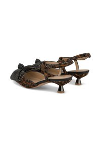Scarpe basse con stampa leopardata, fiocco nero testurizzato, cinturino alla caviglia e tacco a cono distintivo. I dettagli neri arricchiscono il design.