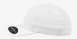 Casquette de baseball blanche avec un design structuré et une texture lisse. Elle dispose d'une visière incurvée et d'un logo Flexfit Delta sur le côté.