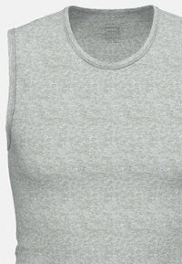 Canotta grigia senza maniche realizzata in un tessuto morbido e testurizzato. Presenta un collo rotondo e una vestibilità casual.