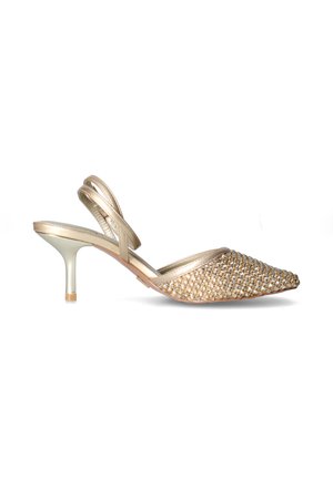 Décolleté slingback con tacco kitten color oro, punta appuntita coperta di strass dorati su sfondo bianco.