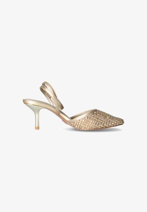 Décolleté slingback con tacco kitten color oro, punta appuntita coperta di strass dorati su sfondo bianco.