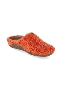 Une seule pantoufle orange duveteuse à dos ouvert et semelle marron, inclinée pour montrer l’avant et le côté.