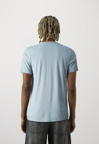 Hollister Co. ICON CREW 5 PACK - T-shirt - bas - brilliant white/arona/coastal fjord/navy/black