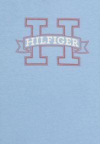 Tommy Hilfiger REGULAR TEE - Camiseta estampada - vessel blue