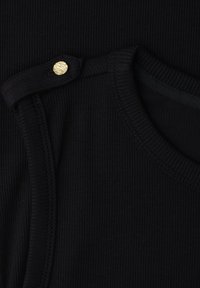 Tissu noir côtelé à col rond avec une bretelle étroite ornée d'un petit bouton doré sur l'épaule.