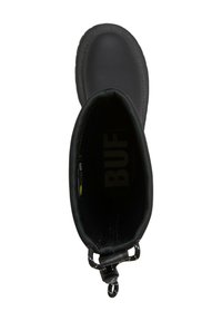 Botas negras impermeables con un exterior suave, punta redondeada y suela de goma texturizada; incluye un cierre con cordón en la parte superior.