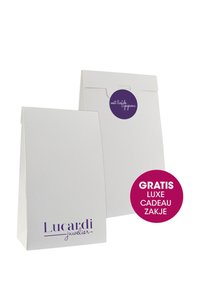 Weiße Geschenktaschen aus Papier mit strukturierten Oberflächen, mit einem lila runden Aufkleber mit Text. Logo "Lucardi Juwelier" in Lila auf der Vorderseite.