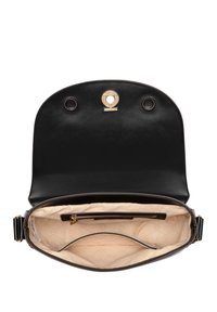 Borsa a tracolla in pelle nera con finitura liscia, hardware dorato e interno beige con tasca con zip e fodera con motivo logo.