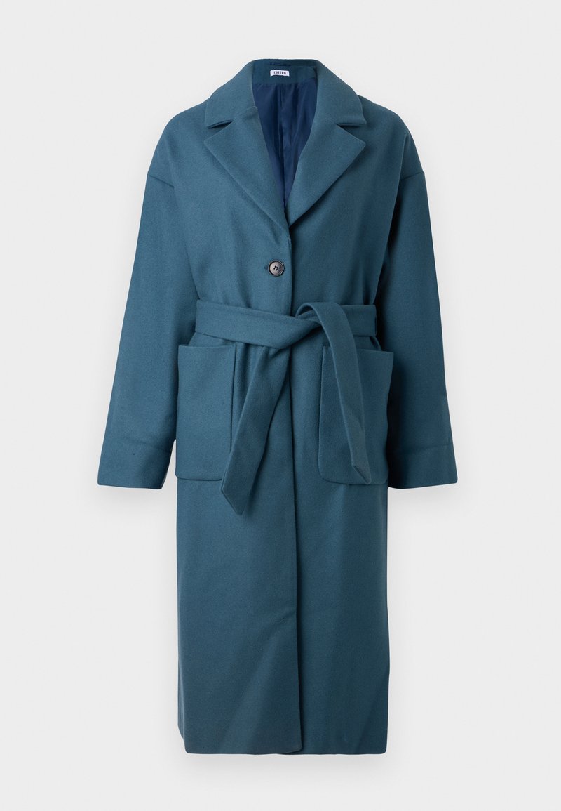 Türkisfarbener Wollmantel mit Reverskragen, knöpfbarem Verschluss, seitlichen Taschen und einem Gürtel in der Taille. Strukturierter Stoff mit glattem Innenfutter.