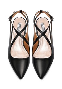 Décolleté slingback in pelle nera con punta affusolata, cinturini incrociati e una soffice fodera interna, caratterizzati da una leggera lucentezza.