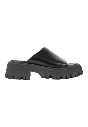 Czarne buty typu mule na wsuwkę z grubą, masywną, żebrowaną podeszwą oraz gładką, szeroką skórzaną cholewką zakrywającą palce, pokazane z boku na białym tle.