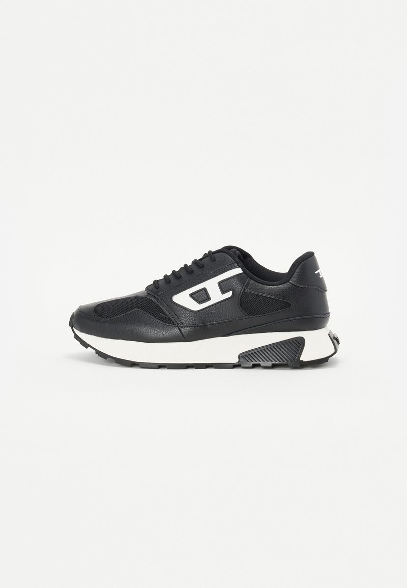 Svart sneakers med en blanding av glatt lær og mesh-paneler, med hvite detaljer, polstret krage og en teksturert gummisåle.