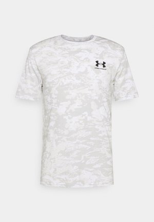 Short-sleeve, white camo-patterned t-shirt made of soft material, featuring a black Under Armour logo on the chest. Round neckline.
