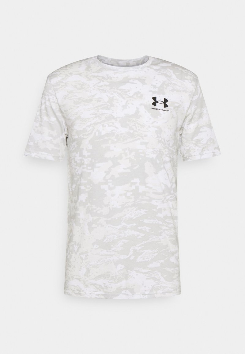 Kratek rokav, bela majica s kamuflažnim vzorcem iz mehkega materiala, z črnim logotipom Under Armour na prsih. Okrogla izrezana vrhnja oblačila.