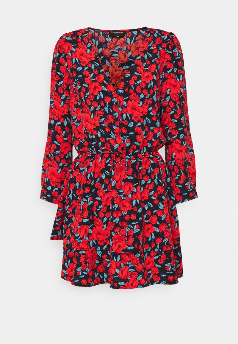 Kwiatowa sukienka z długimi rękawami, ozdobiona czerwono-niebieskim wzorem na czarnym tle, z wycięciem w talii i rozkloszowanym dołem.