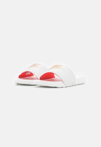 Nike Sportswear VICTORI ONE SLIDE - Mulas - summit white/metallic gold/chile red