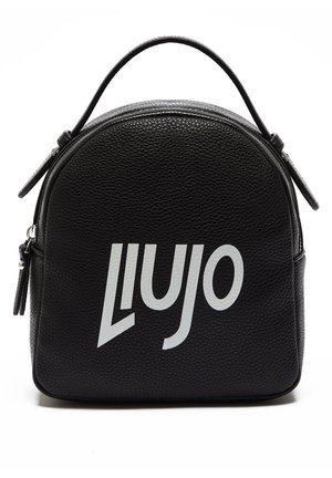 Sac à main noir texturé avec une poignée supérieure et une fermeture éclair argentée, avec un logo blanc en gras « Liu Jo » sur le devant.