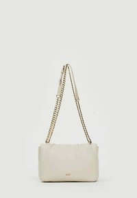 Borsa a spalla in similpelle beige con design morbido e trapuntato; presenta una tracolla in catena e pelle color oro e un logo discreto.