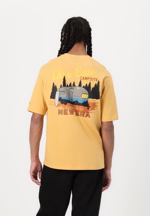 VACATION GRAPHIC TEE - T-shirts print - ochre