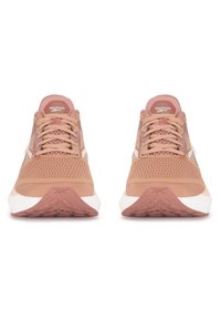 Ružové športové topánky so sieťovinou a textilným zvrškom, šnurovanie, polstrovaný golier a biela medzipodrážka. Gumená podrážka s textúrovaným trakčným vzorom.