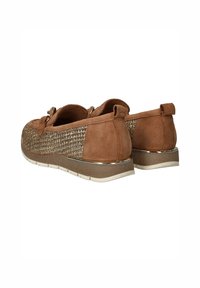 Bruine suède schoenen met gevlochten details, gestructureerde zijkanten en een lichte hak. Heeft een metallieke accent rond de zool.