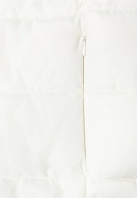 Biała kurtka puchowa z ukrytą kieszenią na zamek, przeszywanym panelem i gładką teksturą, idealna na zimową odzież.