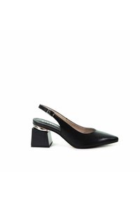 Czółenka na obcasie w kolorze czarnym z ostrym noskiem i zapięciem slingback, z geometrycznym obcasem oraz metalicznym akcentem w pobliżu podeszwy.