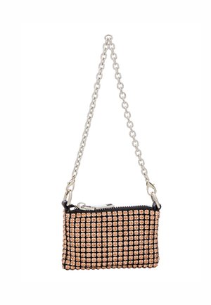 Kleine schwarze Tasche, die mit roségoldenen Strasssteinen bedeckt ist, mit einem silbernen Kettenriemen und einem Reißverschluss oben. Rechteckige Form.