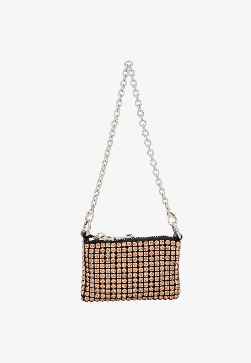 Petite sac noir recouvert de strass rose doré, avec une bandoulière en chaîne argentée et une fermeture éclair en haut. Forme rectangulaire.