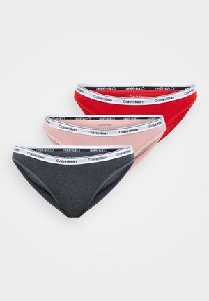 Drie paren katoenen onderbroekjes in rood, lichtroze en donkergrijs. Elk heeft een zwart-witte elastische tailleband met het merk "Calvin Klein".