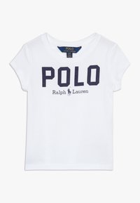 Camiseta de algodón blanca y de manga corta para niño con el texto "POLO Ralph Lauren" y el logo del jinete a caballos en color azul marino en la parte frontal.